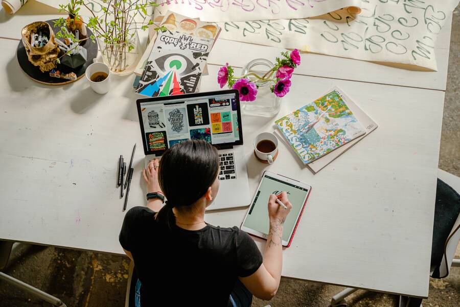 https://www.pexels.com/de-de/foto/handgeschrieben-frau-kunst-kreativ-4348401/