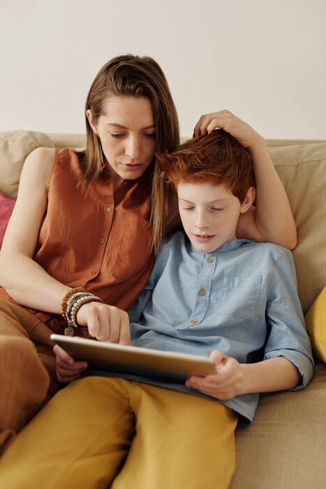 https://www.pexels.com/de-de/foto/frau-internet-sitzung-schule-4145348/